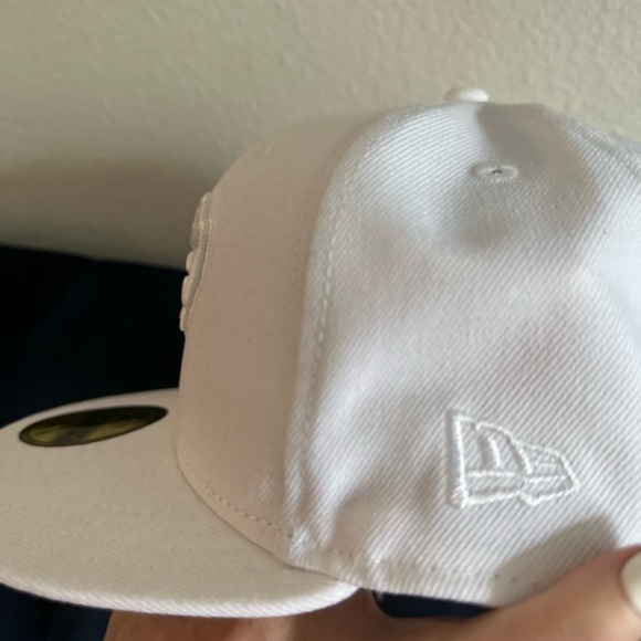 59 FIFTY Buffalo Bills Hat White On Whte Exclusive Yohandy NWT Fitted Size 8 - Picture 13 of 17